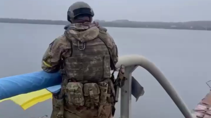 Military raise Ukrainian flag at Antonivka Road Bridge in Kherson