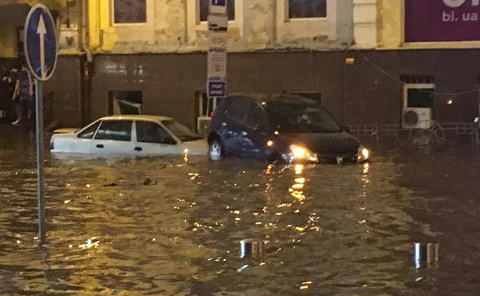 Злива у Києві: Центр міста знову затопило