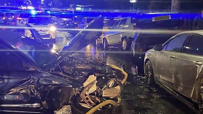 В Киеве BMW врезалась в 5 припаркованных авто, произошла драка – полиция