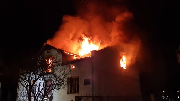 На окраине Львова из-за атаки Шахедов горел музей Шухевича