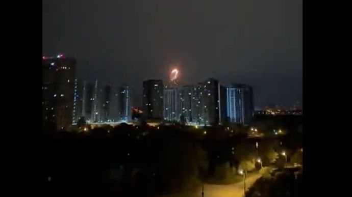 Міноборони показало відео полювання на Шахедів в нічному небі над Києвом