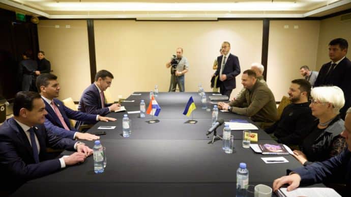 Зеленський зустрівся з президентами Парагваю, Уругваю та Еквадору