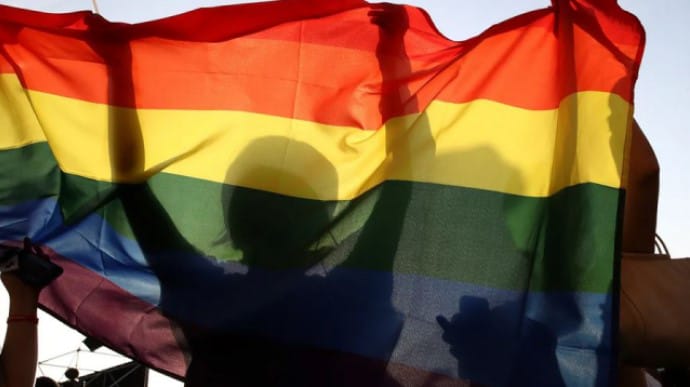 УЄФА розслідує конфіскацію прапора ЛГБТК на матчі Євро-2020 у Баку