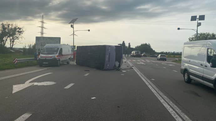 Daewoo перекинув автобус біля Києва: 9 постраждалих, жінка втратила ногу
