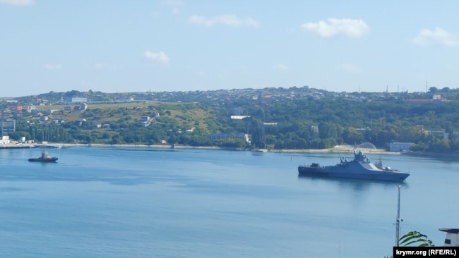 Буксири підтягують патрульний корабель до місця швартування біля Куриної пристані