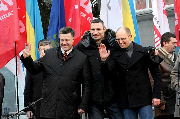 Тягнибок, Кличко и Яценюк – как давние друзья, обнимаются перед франковцами 