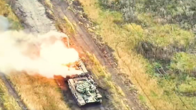 Ukrainian paratroopers show how they destroy Russian tanks near Marinka