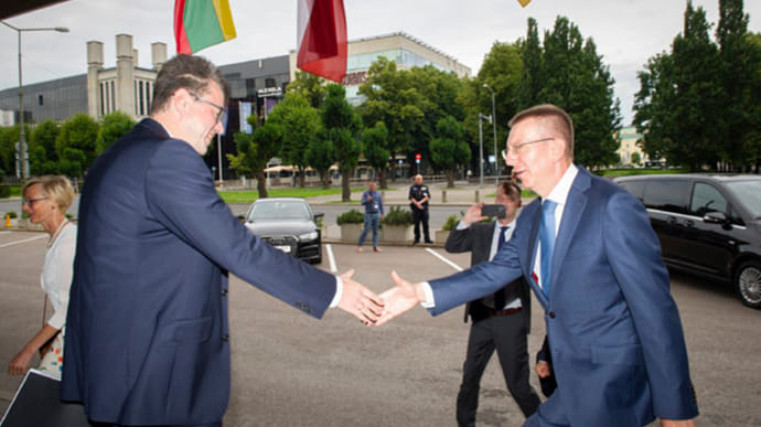 Глави МЗС Латвії і Естонії пішли на карантин через коронавірус у словенського міністра