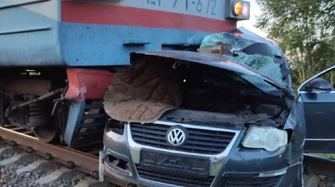 Автомобіль потрапив під потяг на Чернігівщині: загинуло подружжя з двома дітьми