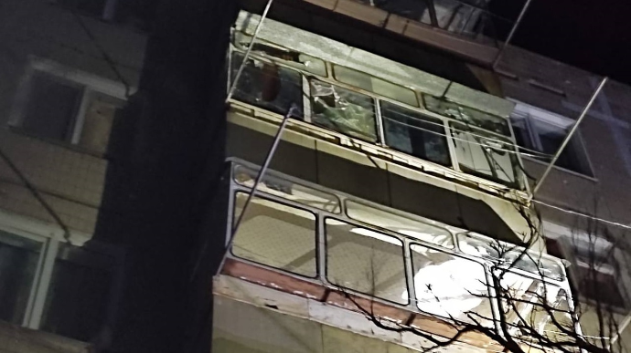 Враг ночью обстрелял Никополь: повреждены жилые дома и предприятие