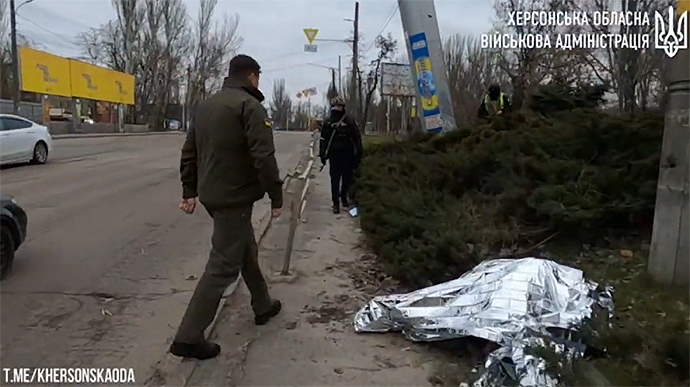 Russians hit Kherson: one person killed, one injured
