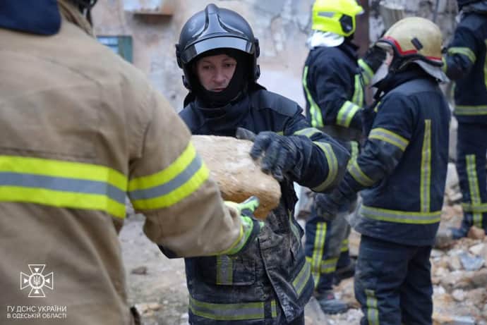 Спасатели разбирают завалы дома в Одессе