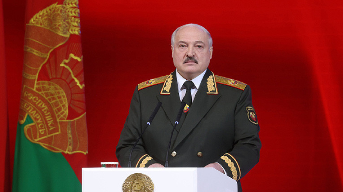 Лукашенко каже, що по Білорусі вдарили ракетою, але вступати у війну він не збирається
