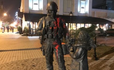 Оккупанты утверждают, что памятник зеленым человечкам облил киевлянин