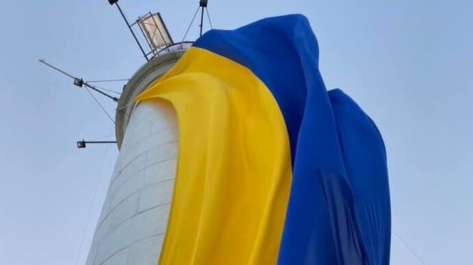 Одесити розгорнули 18-метровий прапор України на Воронцовському маяку