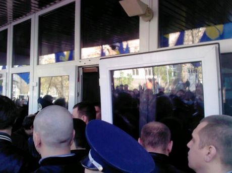 Свобода сорвала дверь с МВД. Фото пресс-службы партии