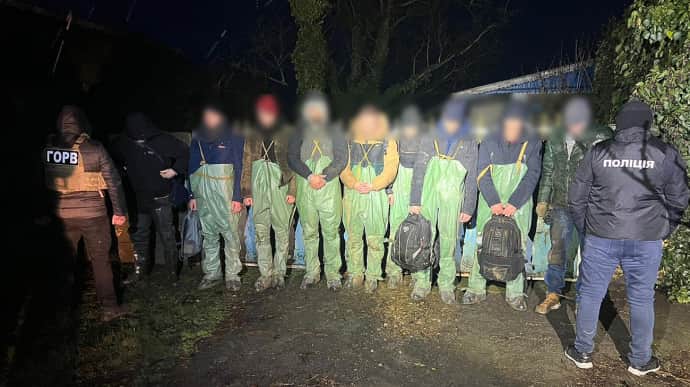 ГПСУ поймала 8 мужчин: в костюмах химзащиты пытались сбежать через Кучурганский лиман
