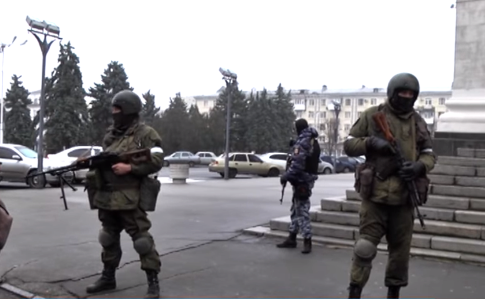 Центр Луганска оцепили люди с автоматами и БТРом