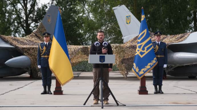 Zelenskyy confirms Ukraine receiving first F-16 jets – video