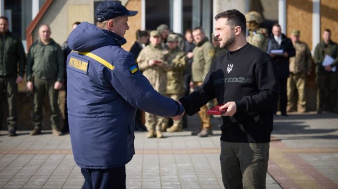Zelenskyy visits border with Russia and inspects defences