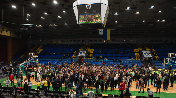 Баскетбольні вболівальники повертаються на трибуни в Україні