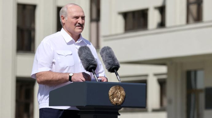 Лукашенко підійшов до мітингарів і пригрозив їм жорстокою відповіддю