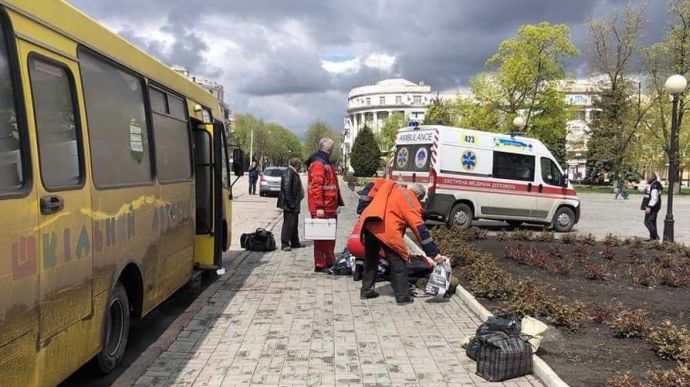 Evacuation from Popasna: a teacher got behind the wheel of the bus, the Russians opened fire