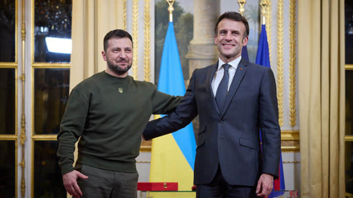 Макрон про наступ України: Маємо допомогти всім можливим, є шанс на міцний мир