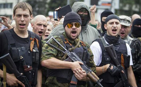 Украинцы преимущественно считают, что сепаратисты воюют за зарплату РФ