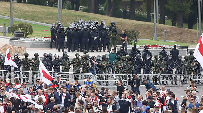 Минск: силовики окружили стелу, протестующие подошли вплотную