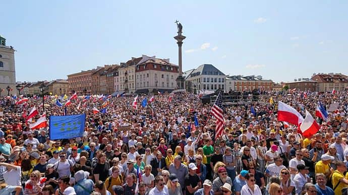На антиправительственный митинг в Варшаве собрались до 500 тысяч человек