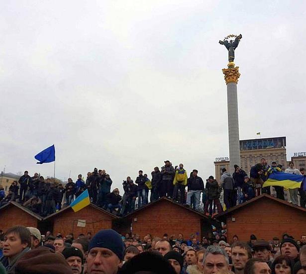 Людей на Майдані дуже багато. Місця на площі не вистачає, розміщуються де вийде. Фото Валерії Івашкіної