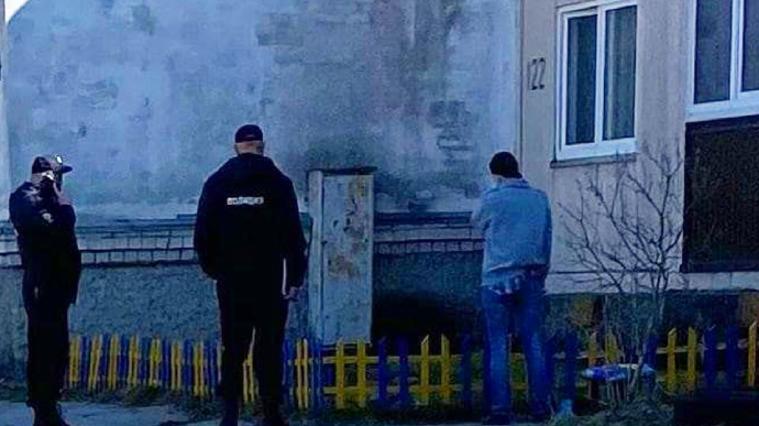 У Росії скандалили через жовто-синій паркан – його перефарбували
