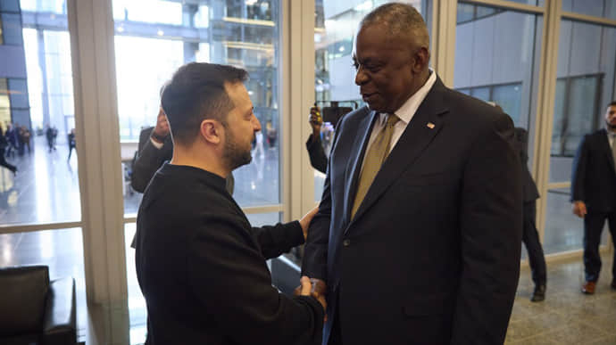 US Secretary of Defence assures Zelenskyy of further uninterrupted weapons supplies