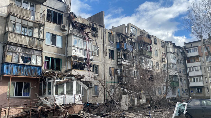 РФ обстреляла многоэтажку в Покровске: 12 раненых и погибший