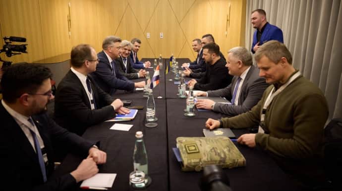 Zelenskyy discusses joint arms production with Croatian prime minister