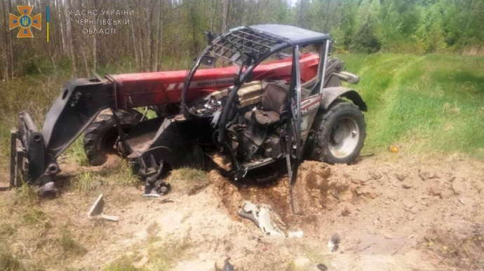 Tractor driver triggers a landmine in Chernihiv region: sustains leg injuries