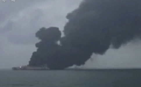 Біля Китаю вибухнув танкер, є загроза забруднення атмосфери