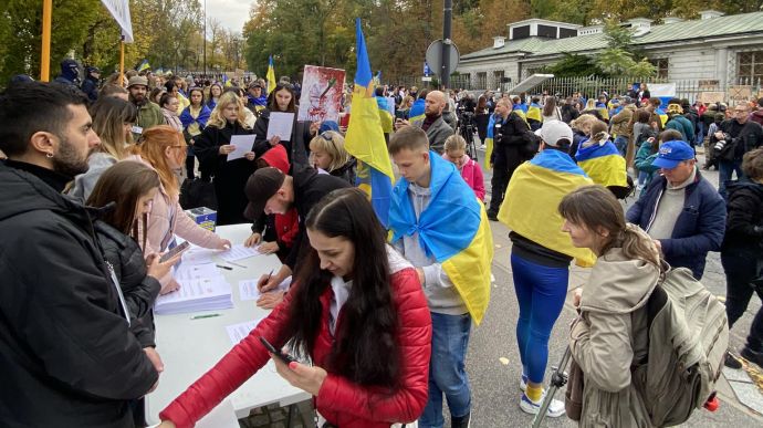 В Варшаве устроили референдум по аннексии посольства России