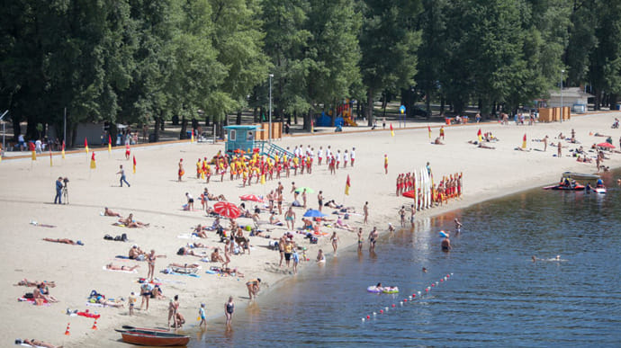 На всіх пляжах Києва заборонили купатися