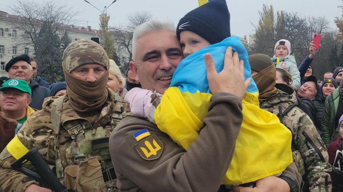 Commander of Operational Command Pivden (South) greeted in Kherson with Ukrainian flags and chants