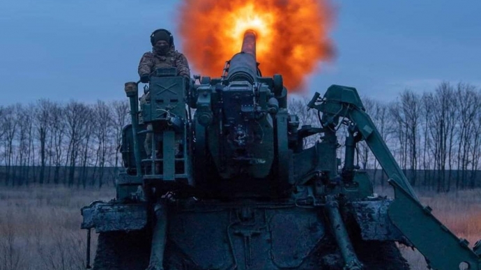 A Ukrainian soldier fires from an artillery piece. Photo: General Staff of the Armed Forces of Ukraine on Facebook