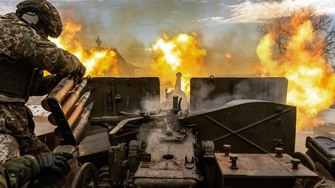 Бдительность и меткость: в Бахмуте артиллерия положила группу штурмовиков оккупантов