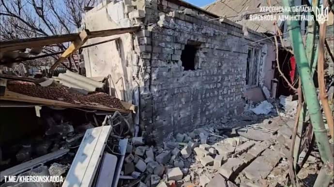 Russians bombard Kherson and Beryslav, wounding 3 people – video