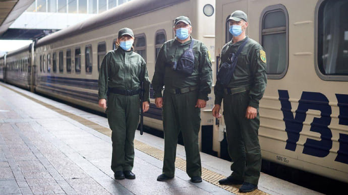 Военизированная охрана начала работу в поездах Укрзализныци
