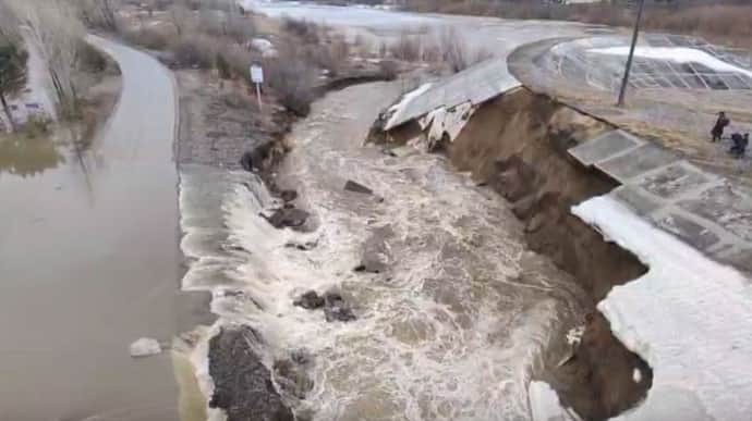Паводок в России смыл несколько мостов в селах и обрушил насыпную дамбу в Томске 