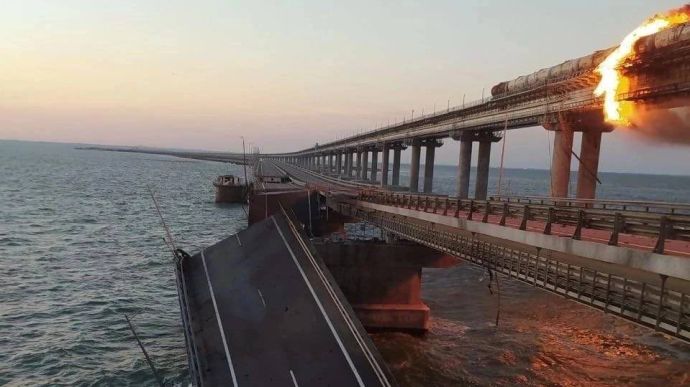Оккупанты возобновляют движение по Крымскому мосту, люди разбирают продукты