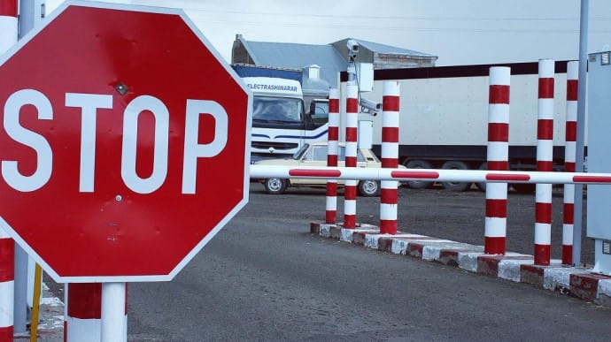 Молдованину на три года запретили въезд в Украину за георгиевскую ленту на авто
