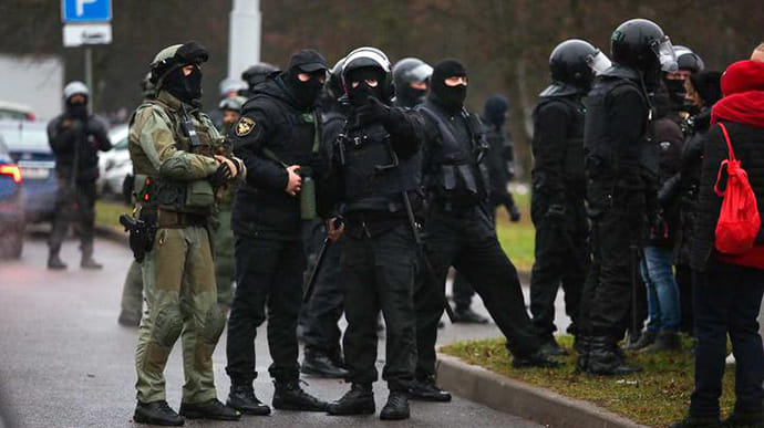 В Беларуси в воскресенье задержали более 350 человек, некоторых забрала скорая