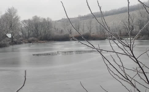 Трое детей провалились под лед в Харьковской области